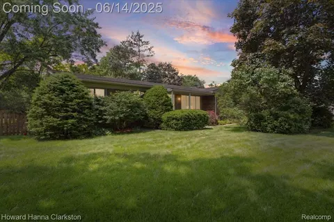 5045 Bronco Dr, Independence, MI 48346