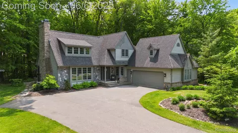 8268 Pine Lake Dr, Springfield, MI 48350
