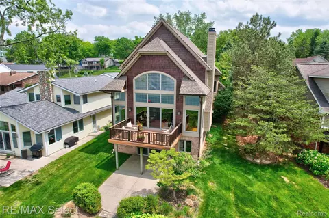15496 Bealfred Dr, Fenton, MI 48430