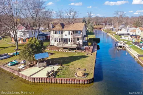 2995 Venice, Highland, MI 48356