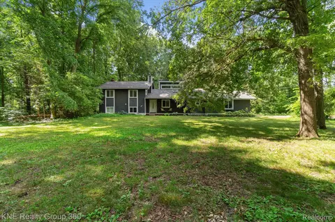 5022 Golf Club Rd, Genoa, MI 48843
