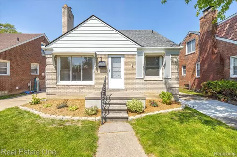 21167 Lancaster St, Harper Woods, MI 48225