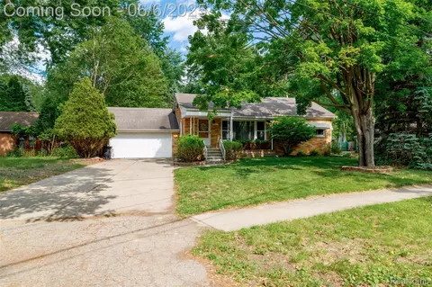 21462 Berg Rd, Southfield, MI 48033