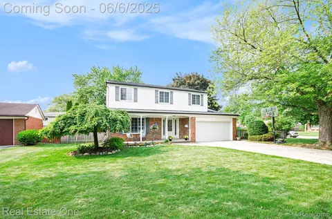 2100 Cumberland Dr, Troy, MI 48085