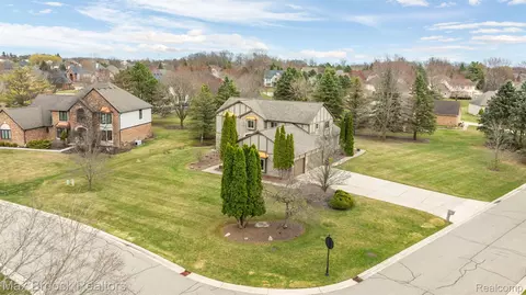 4070 Greenbriar Ct, Oakland, MI 48306