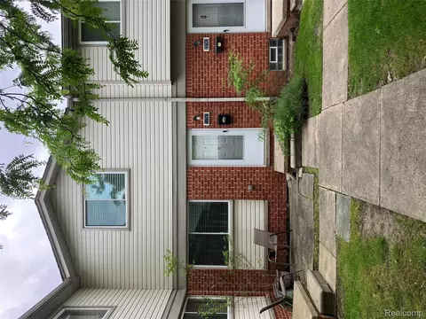 20747 Washington Dr, Roseville, MI 48066