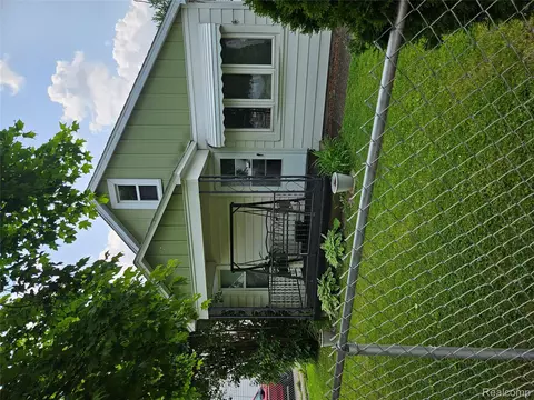 2138 E Judd Rd, Burton, MI 48529