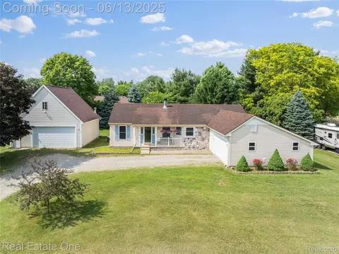 8907 Mccoll Side Rd, Green Oak, MI 48116