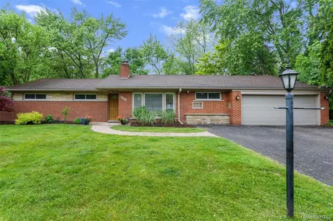 28317 New Castle Rd, Farmington Hills, MI 48331