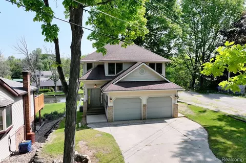 11265 N Shore Dr, Green Oak, MI 48189