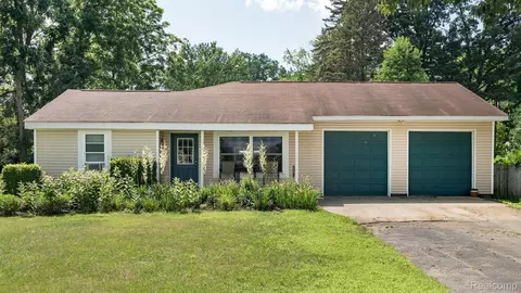184 Crescent Rd, Waterford, MI 48327