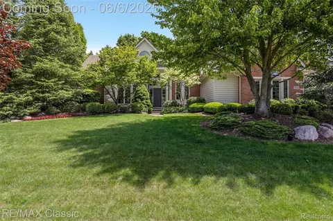 17496 Hilltop View Dr, Northville, MI 48168