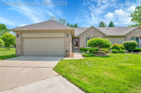 41264 Hunters Ridge Dr, Clinton Township, MI 48038