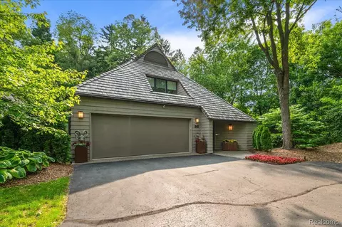 981 Bloomfield Woods, Bloomfield Hills, MI 48304
