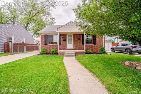 1735 Lindbergh St, Wyandotte, MI 48192