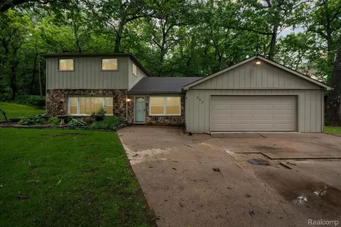 320 Elkinford Dr, White Lake, MI 48383