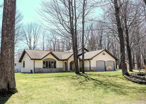 2821 3rd Ave W, Gladstone, MI 49837