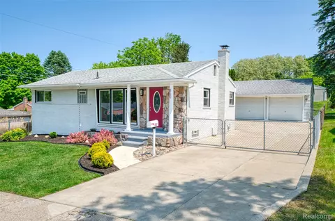 860 Friar Dr, Milford, MI 48381