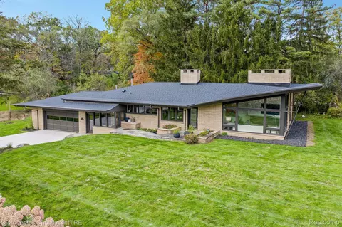 1093 Greentree Rd, Bloomfield Hills, MI 48304