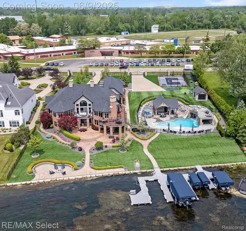 2559 N Long Lake Rd, Fenton, MI 48430