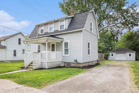 205 School St, Almont, MI 48003