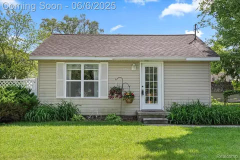501 Front St, Holly, MI 48442