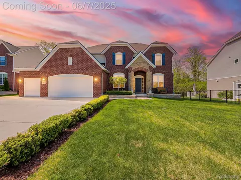 903 Leafdale Dr, Rochester, MI 48307