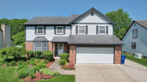 4181 Heatherstone Dr, Waterford, MI 48329