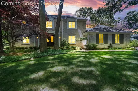 5693 Hunters Gate Dr, Troy, MI 48098