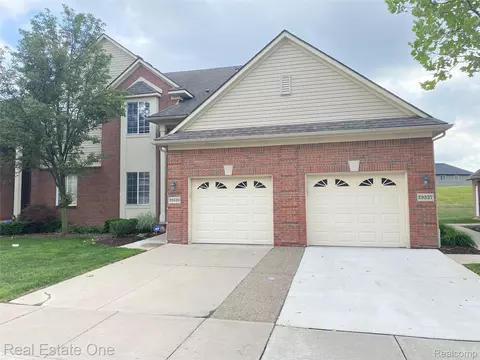29337 Woodpark Cir #60, Warren, MI 48092