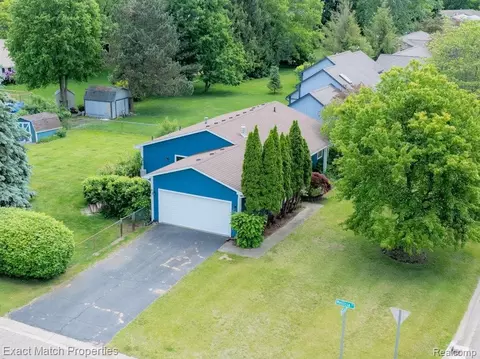 3232 Green Oak Dr, Commerce, MI 48390