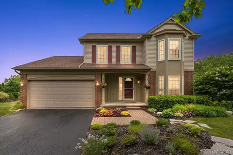 437 Cherry Hills Ct, Oxford, MI 48371