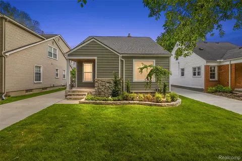 10541 Hart Ave, Huntington Woods, MI 48070