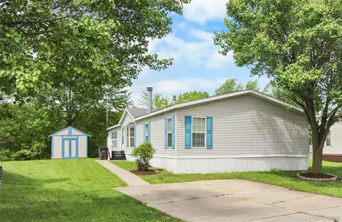 2074 Decoy Ln, Newport, MI 48166