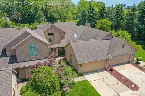 1328 Autumn Dr, Troy, MI 48098