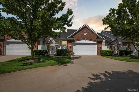 10172 Clarkshire Ct, Green Oak, MI 48178