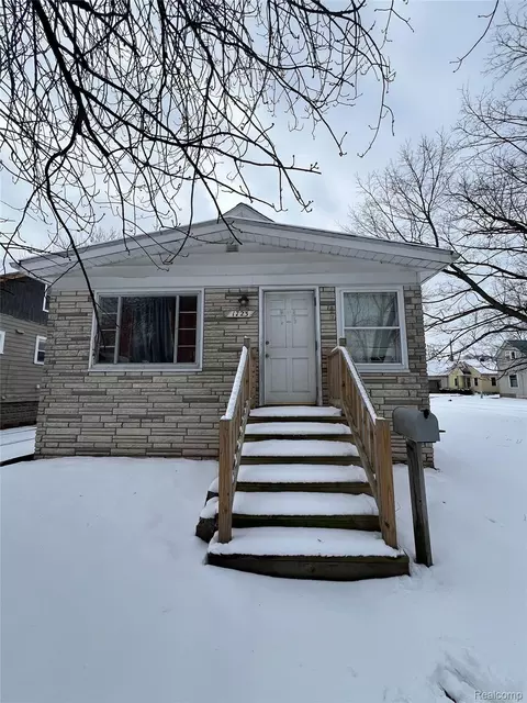 1723 Maine St, Saginaw, MI 48602