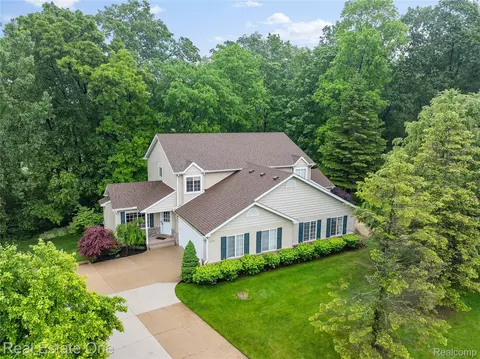8859 Redstone Dr, Pinckney, MI 48169