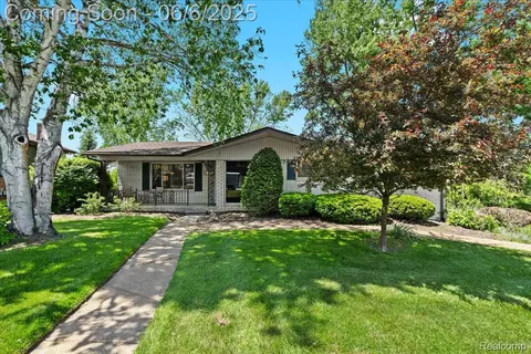 8876 Sandy Crest Dr, White Lake, MI 48386