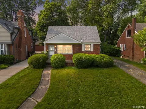 2829 Dorchester Rd, Birmingham, MI 48009
