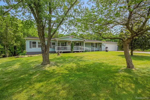 15455 Rhoades Ln, Fenton, MI 48430