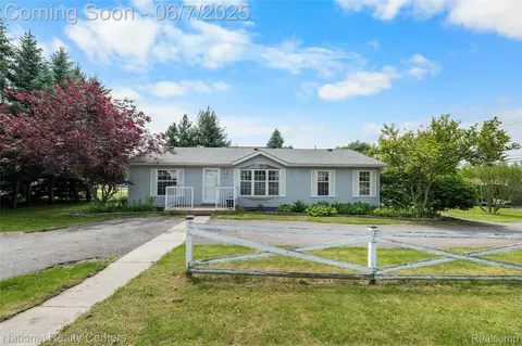 4065 Manitoba St, Auburn Hills, MI 48326