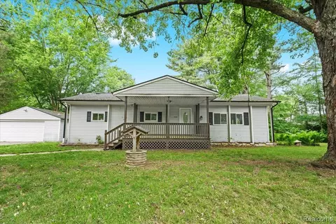 1060 Apple Blossom Dr, Howell, MI 48843