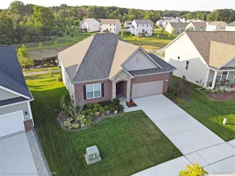 8075 Alyssa Dr, Green Oak, MI 48116