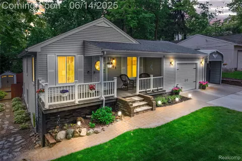901 Ridge Rd, Lake Orion, MI 48362