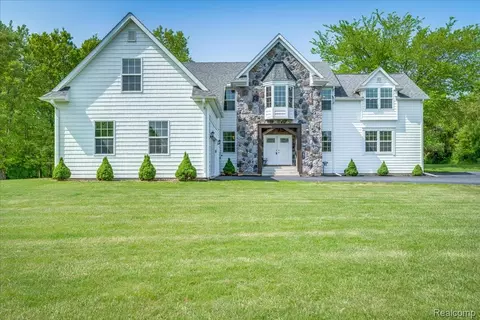 10726 Davisburg Rd, Springfield, MI 48350