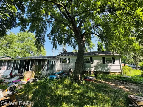 6106 E Hill Rd, Grand Blanc, MI 48439