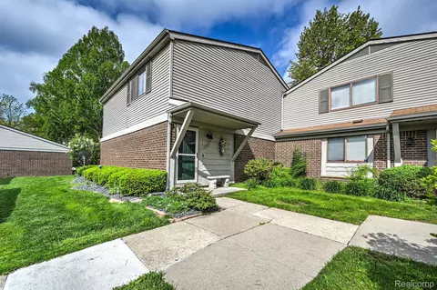 29765 Farmbrook Villa Ln, Southfield, MI 48034