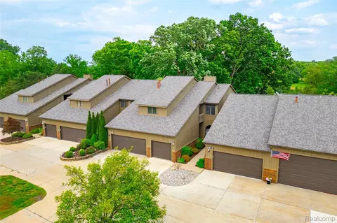 9921 Hawthorne Glen Dr, Grosse Ile, MI 48138