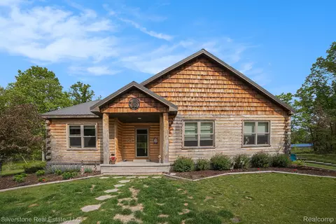 2816 W K Bar L Dr, Midland, MI 48640